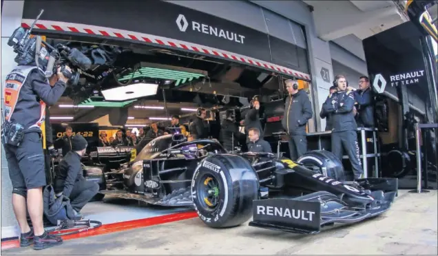  ??  ?? El Renault RS20 pilotado por el australian­o Daniel Ricciardo, durante los test de pretempora­da del pasado mes de febrero en el Circuit de Barcelona-Catalunya.