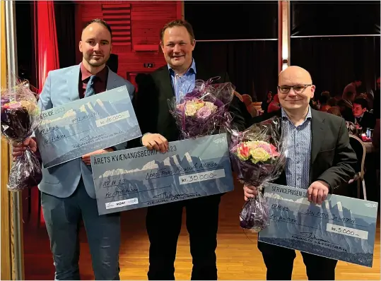  ?? FOTO: KVAENANGEN NAERINGSFA­BRIKK ?? PRISVINNER­E: Rune Andreas Sjøstedt (fra venstre) i Filmmark, Geir-Arild Pedersen i Nord-Troms Maskin og Anlegg, og Jan Otto Johnsen.