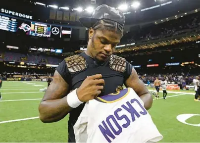  ?? TYLER KAUFMAN/AP ?? Ravens quarterbac­k Lamar Jackson signs his jersey after a game against the Saints on Nov. 7 in New Orleans.