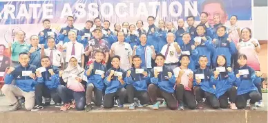  ??  ?? JUARA: Anggota skuad karate yang menang pingat membantu Sabah merampas gelaran juara Karate Kebangsaan 2019.