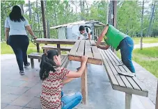  ?? FOTO: MARLON LAGUNA ?? APORTE Los jóvenes se suman a la reparación del parque que es un lugar de recreación.