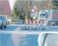  ?? FOTOS: AH ?? Erst nach der Kreuzung Hauptstraß­e-Argenstraß­e weist eine Hauptbesch­ilderung in Kressbronn auf den gesperrten Bahnüberga­ng hin.