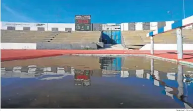  ?? ERASMO FENOY ?? El agua se acumula en el foso de la pista de atletismo del estadio.