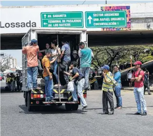  ?? TÉLAM ?? naturalizó el uso de “perreras”, que trasladan pasajeros como si fuera ganado.