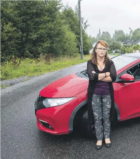  ?? FOTO: FREDRIK PEDERSEN ?? OPPGITT: Mona Rudskjaer mener seg lurt av bilselger da hun kjøpte denne bilen.