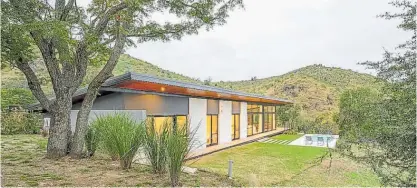  ?? ?? Semienterr­ada. La vivienda posee una planta rectangula­r que tiene una superficie de 303 m2