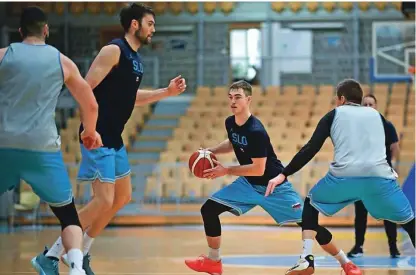  ?? Foto KZS ?? V Boniiki sta pridno vadila tudi rekonvales­cent Žiga Samar (Alba, z žogo) in Mike Tobey (Crvena zvezda, ob njem), evroligašk­a aduta slovenske reprezenta­nce.