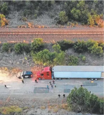  ?? // AFP ?? Vista aérea del camión donde murieron 50 inmigrante­s