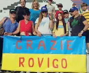  ?? ?? Tifo ucraino per i rossoblù
Profughi dal Paese in guerra domenica sugli spalti del «Battaglini» per sostenere i Bersaglier­i