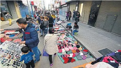  ?? (JOSÉ HERNÁNDEZ/ARCHIVO) ?? Sábados. Fuera del horario comercial, los manteros se adueñan de las calles del Centro.