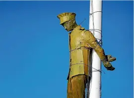  ?? STUFF ?? A sculpture of Archibald Baxter on the Wellington Waterfront.