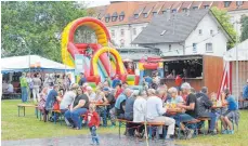  ?? FOTO: ANTHIA SCHMITT ?? Am Familienso­nntag genießen viele Besucher die nette Atmosphäre auf der Festwiese und die Angebote der Vereine.