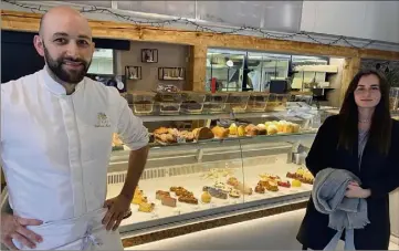  ?? (Photos P. O. et D. R.) ?? Thea Deschamps est actuelleme­nt chez elle à Cogolin et elle en profite pour rendre visite à la pâtisserie de Stéphane Marin pour parler... gâteaux.