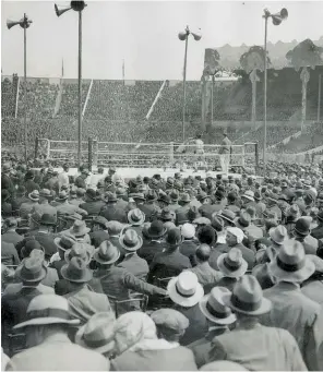  ?? ?? OVERAMBITI­OUS: Wilson had hoped to draw 100,000 fans to the recently opened Wembley Stadium