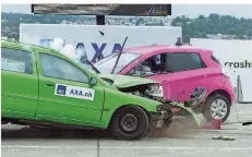  ??  ?? Prallt ein herkömmlic­her Wagen wie in diesem Crashtest ein Volvo V70 (links) gegen ein Elektroaut­o wie den Renault Zoe, kann die beschädigt­e Batterie des E-Autos unkontroll­ierbar und kaum noch löschbar in Flammen aufgehen.