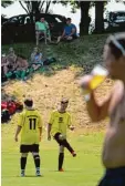  ??  ?? Zuschauer, Fußball, Bier – drei Attribute des Stetten Turniers.