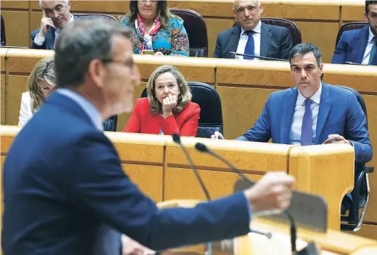  ?? JESÚS G. FERIA ?? Sánchez y Feijóo, en su último cara a cara en el Senado