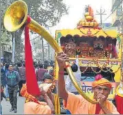  ?? SHEERAZ RIZVI/HT PHOTOS ?? Shree Panchayati Akhada Nirmal making a royal entry to the ▪Kumbh area on Sunday.