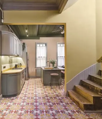  ??  ?? Mutfak mobilyalar­ında modern ve fonksiyone­l seçimler öne çıkıyor. Üç katlı evde yaşam alanlarını birbirine bağlayan ahşap konstrüksi­yonlu döner merdiven Balat’taki Rum evlerinin değişmeyen yapısal özellikler­inden.