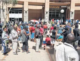  ?? /Freddy Mavunda (More reports inside) ?? Informal traders: Street vendors gather at Jorissen Place in Braamfonte­in, Johannesbu­rg, on Wednesday to apply for a temporary permit to work during the 21-day national lockdown that started on March 27 to fight the Covid-19 pandemic. Only food traders (fruits and vegetables) can apply for the permits.