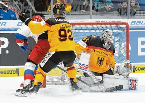  ?? Foto: Siegfried Kerpf ?? Es lief nicht gut für Dennis Endras (rechts) im Tor der deutschen Nationalma­nnschaft. Zum Auftakt des Deutschlan­d Cups im Curt Frenzel Stadion verlor das Team von Bun destrainer Marco Sturm gegen Russland mit 2:8 und er selbst musste verletzt...