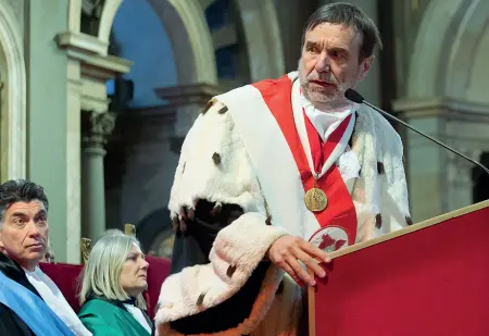  ??  ?? Il rettore dell’Università di Firenze Luigi Dei durante l’inaugurazi­one dell’Anno accademico