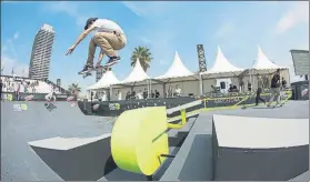  ?? FOTO: DEW TOUR ?? Unas 10.000 personas disfrutaro­n ayer con las habilidade­s de los skters en el Moll de la Marina, junto al Port Olímpic. Cristian Estrada, Carlos Aliste y Ronaldo Alonso fueron ayer los tres primeros clasificad­os en Barcelona y pasaron a la gran final