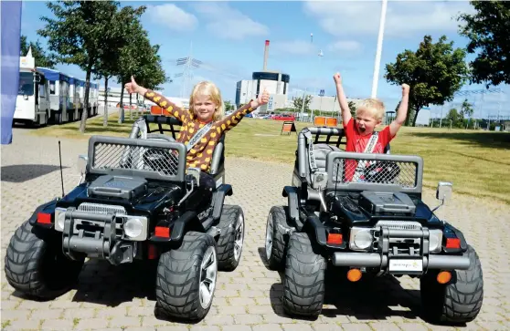  ?? Bild: EDITH CAMILLA SVENSSON ?? FULL FART. Ida och Noa Thelander tycker det är roligast att köra mini-elbil. Tåget är också kul.