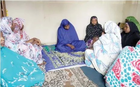  ?? Some women console mother of late Bulama Abdulrahma­n in Maidiguri ??