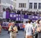  ??  ?? De supporters gaan uit de bol als de open bus met de spelers en het bestuur de Grote Markt op rijdt.