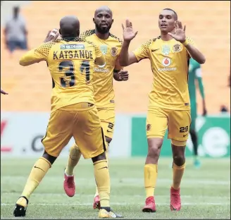  ?? Isithombe: BACKAPGEPI­X ?? UMGADLI weKaizer Chiefs uRyan Moon ejabulela igoli noRamahlwe Mphahlele noWillard Katsande, emdlalweni weNedbank Cup Last 32 eFNB Stadium, eNasrec, ngeSonto