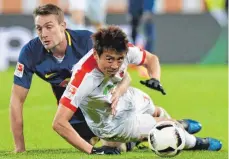  ?? FOTO: IMAGO ?? Den Ball vor Augen und doch so fern: Stefan Ilsanker und Ja-Cheol Koo (r.) gerieten in der umkämpften Partie mehrmals aneinander.