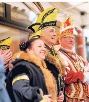  ?? RP-FOTO: ANNE ORTHEN ?? Mehrere Tollitäten aus der Umgebung kamen zur Närrischen Meile nach Benrath, so auch das Burggrafen­paar aus Angermund.