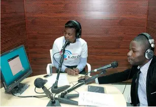  ??  ?? PEDRO PARENTE | ANGOP Profission­ais no estúdio em plena emissão radiofónic­a para Luanda e arredores