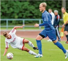  ?? Foto: kolbert press ?? Ausgerutsc­ht sind die Meringer (links Maximilian Bayr) im Pokal. 1:4 hieß es am Ende gegen den SC Olching.