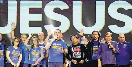  ?? FOTOS GABRIELA BILO/ESTADÃO ?? 1. 1. Bolsonaro discursa na Marcha para Jesus