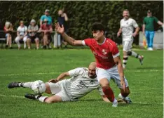  ?? Foto: Michael Hochgemuth ?? Lukas Winterhalt­er (rechts) und der TSV Sielenbach brachten Thomas Grammer und den TSV Aindling II zu Fall.