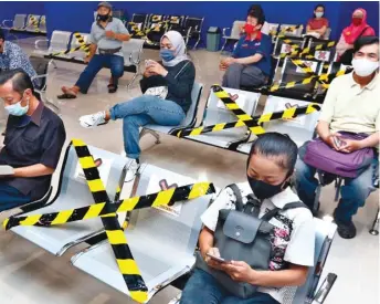  ?? AHMAD KHUSAINI/JAWA POS ?? AGAR TAK PENUH: Kursi untuk pemohon di SIM Corner BG Junction Mall diberi tanda silang agar tak diduduki demi melaksanak­an physical distancing. Kemarin merupakan hari pertama layanan SIM dibuka setelah ditutup selama tiga pekan.