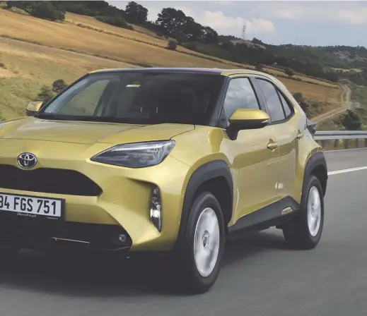  ?? ?? Yaris Cross’un dış tasarımı, onun sadece yerden yükseltilm­iş bir Yaris’ten ibaret olmadığını vurguluyor. Gövdedeki siyah boyalar ve plastik koruyucula­r, hem şıklık katıyor, hem de hafif arazide gövdeyi koruyor.