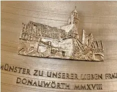  ??  ?? An die Zerstörung der Stadt Donauwörth und das Schicksal der Familie Deibler erin  nert dieses Relief auf der neuen Glocke.