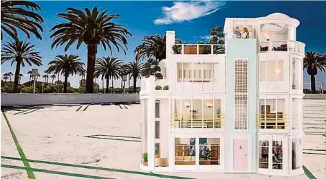  ??  ?? Not all dollhouses are in a Victorian style as this ultra-modern design shows. ALL PIX FROM STREETS AHEAD DOLLSHOUSE