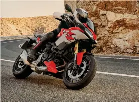  ??  ?? La tedesca.
La Bmw F 900 Xr monta un motore bicilindri­co da 105 cv, un parabrezza regolabile e ha un serbatoio da 23 litri. L’altezza della sella varia da 775 a 870 mm