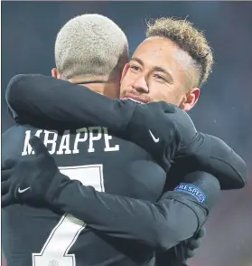  ??  ?? Neymar, con Mbappé El brasileño felicitó por error antes de su cumpleaños al francés FOTO: AP