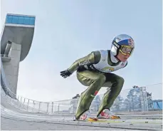  ?? FOTO: IMAGO ?? Zuletzt beim Training auf der Eisspur (hier: in Innsbruck) zurück in Richtung Erfolgsspu­r: Andreas Wellinger.