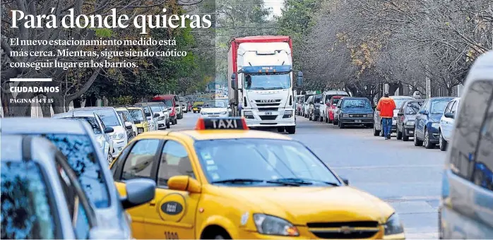  ?? (SERGIO CEJAS) ?? En ambos lados. Pese a estar prohibido, en la calle Oncativo, en barrio General Paz, se estaciona tanto a la derecha como a la izquierda. Lo sufren los vecinos.