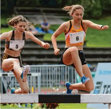  ?? Foto: Theo Kiefner ?? Die Hürde sicher genommen: Lisa Basener (rechts) aus Oberhausen holte bei der süddeutsch­en Meistersch­aft die Goldmedail­le über 1500 Meter Hindernis.