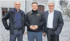 ?? FOTO: SUSI WEBER ?? Sie sorgten gemeinsam für den jüngsten Hilfstrans­port in die Ukraine (von links): Markus Brunold, H.O.P.E-Vereinsvor­sitzender Wolfgang Ponto und Michael Maucher.