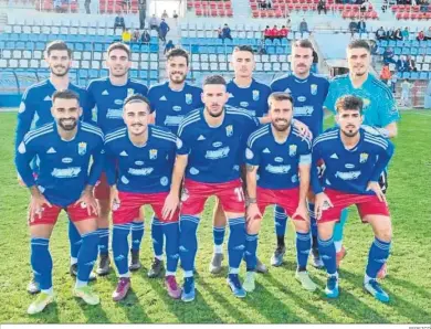  ?? XEREZCD ?? El Xerez CD jugó con camiseta azul y calzonas granates.