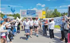  ?? FOTO: SBO ?? Mit ihrem Lauf von Oberndorf am Neckar nach Berlin wollen die Teilnehmer von „ Friede geht“ein Zeichen gegen Rüstungsex­porte setzen.