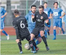  ?? FOTO: JOSEF KOPF ?? Zafer Ay (Mitte) hat mit dem FC Leutkirch eine positive Entwicklun­g in der Landesliga durchgemac­ht. Bestes Beispiel war der 2:0-Erfolg am letzten Spieltag gegen den TSV Straßberg.